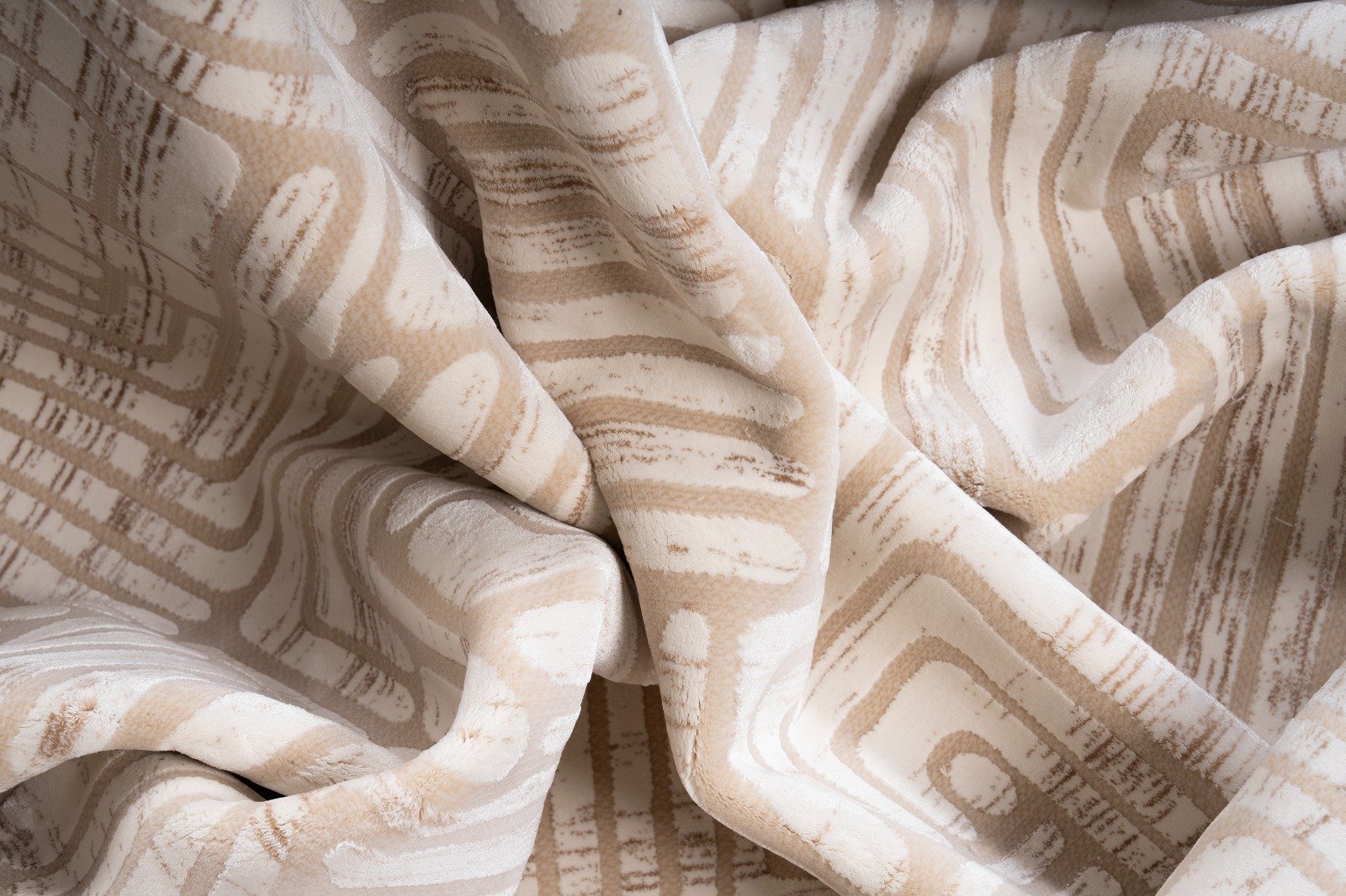 Persian silk carpet - Image 3